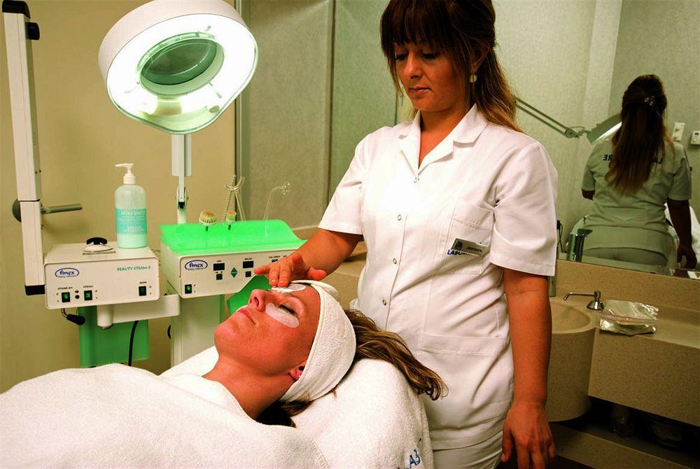 Eser Premium Hotel & Spa Buyukcekmece Exterior photo A cosmetologist at work