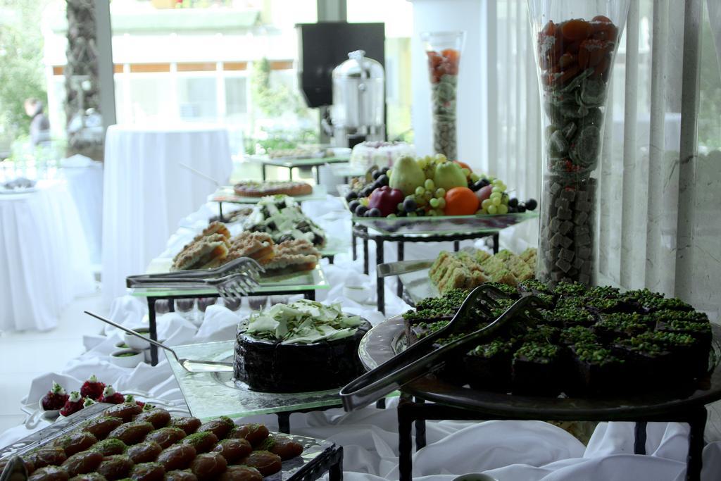 Eser Premium Hotel & Spa Buyukcekmece Exterior photo A buffet