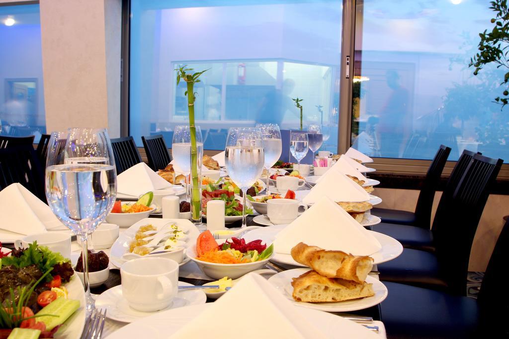 Eser Premium Hotel & Spa Buyukcekmece Exterior photo A table set for a meal