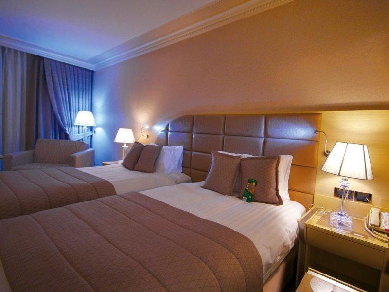 Eser Premium Hotel & Spa Buyukcekmece Exterior photo A room at the hotel