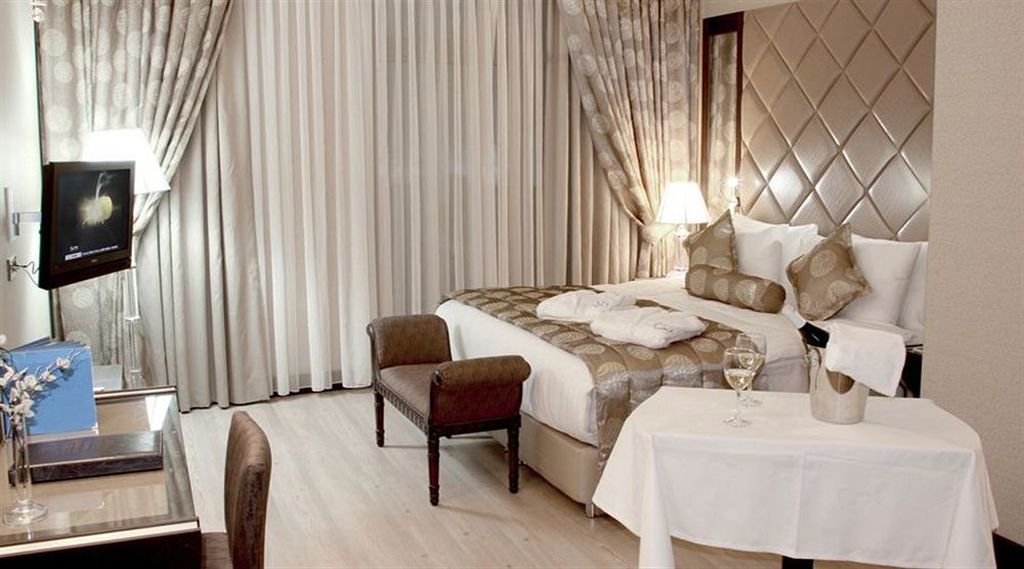 Eser Premium Hotel & Spa Buyukcekmece Exterior photo A bedroom at the hotel